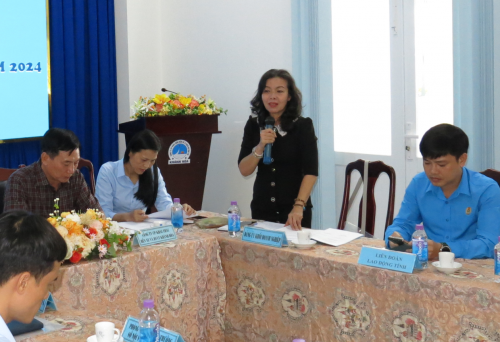 Bà Lê Thị Ngọc Sương - Phó Bí thư Đảng ủy Khối Doanh nghiệp phát biểu tại Hội nghị