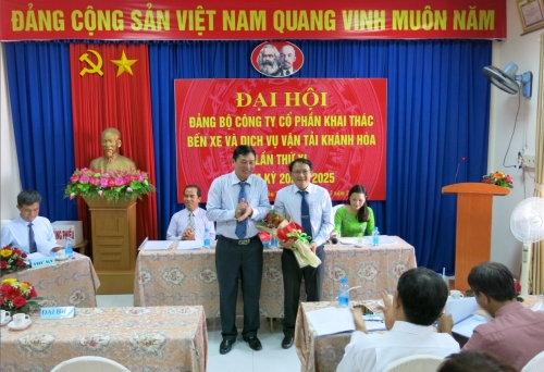 Đ/c Ngô Văn Định – Bí thư Đảng ủy (bên trái) trao quà lưu niệm cho đ/c Đảng ủy viên thôi tham gia BCH