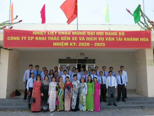 Tập thể Đảng bộ Công ty CP Khai thác bến xe và Dịch vụ Vận tải Khánh Hòa và Đại biểu chụp ảnh lưu niệm.