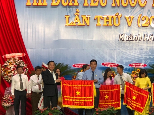 Thủ tướng Chính phủ tặng “Cờ Thi đua của Chính phủ” cho Công ty Cổ phần Khai thác Bến xe và Dịch vụ Vận tải Khánh Hòa