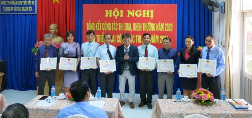Đ/c Chúc Vĩnh An - Phó Tổng GĐ Công ty trao giấy khen công nhận danh hiệu "Tập thể lao động tiên tiến năm 2020".