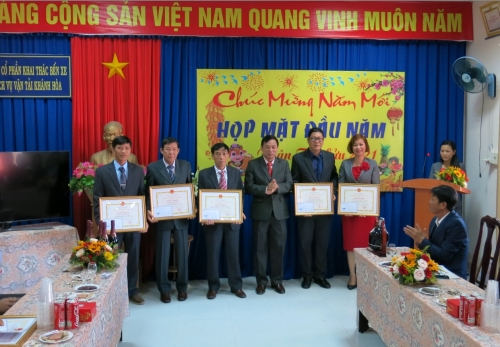 Lãnh đạo công ty trao thưởng của UBND tỉnh Khánh Hòa tặng bằng khen cho 01 tập thể và 04 cá nhân đã hoàn thành xuất sắc nhiệm vụ công tác năm 2020;