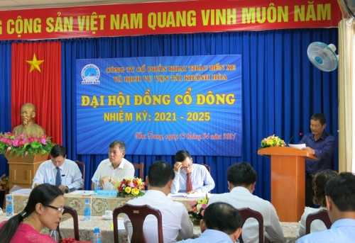 Ông Nguyễn Lý Minh Quân - Phó Tổng Giám đốc Công ty báo cáo Thông qua tờ trình kế hoạch đầu năm 2021.