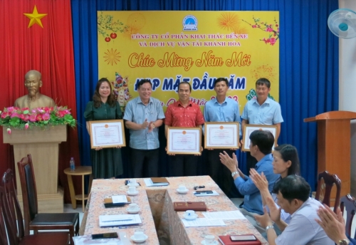 Lãnh đạo công ty trao thưởng của UBND tỉnh Khánh Hòa tặng Danh hiệu “Tập thể Lao động xuất sắc” cho 04 tập thể đạt thành tích thi đua xuất sắc năm 2022