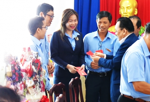 PHÓ CHỦ TỊCH THƯỜNG TRỰC UBND TỈNH LÊ HỮU HOÀNG THĂM, CHÚC TẾT CÔNG TY CP KHAI THÁC BẾN XE VÀ DỊCH VỤ VẬN TẢI KHÁNH HÒA