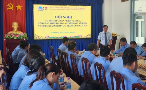 Ông Ngô Văn Định - thành viên HĐQT, Tổng Giám đốc Công ty tiếp nhận ý kiến và phát biểu tại Hội nghị