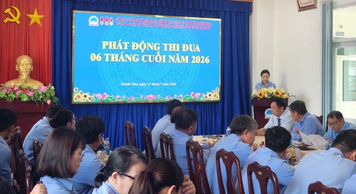 Bà Phạm Thị Mỹ Khánh - Phó BT Đảng bộ, Chủ tịch CĐCS, Thường trực HĐ Thi đua khen thưởng, Trưởng phòng HCNS phát động thi đua 06 tháng cuối năm.